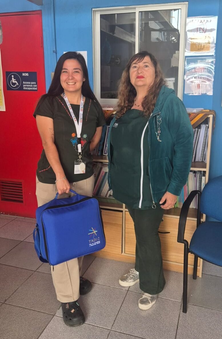 Nayadeth Varos, educadora de Astrocitos, junto a la directora del jardín infantil, con el maletín del test TADI-2